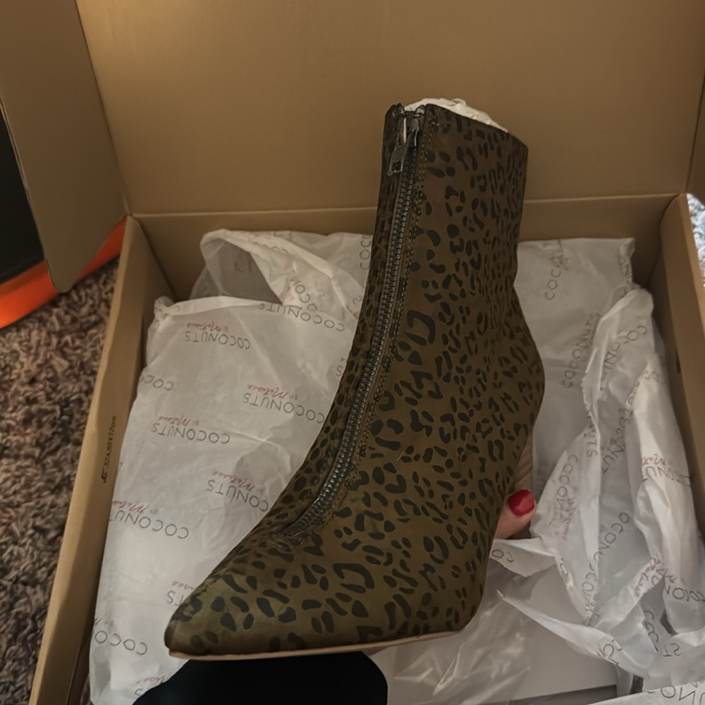 Coconuts by Matisse Clarissa Zip Pointed Toe Boot Olive Size US 8.5 M